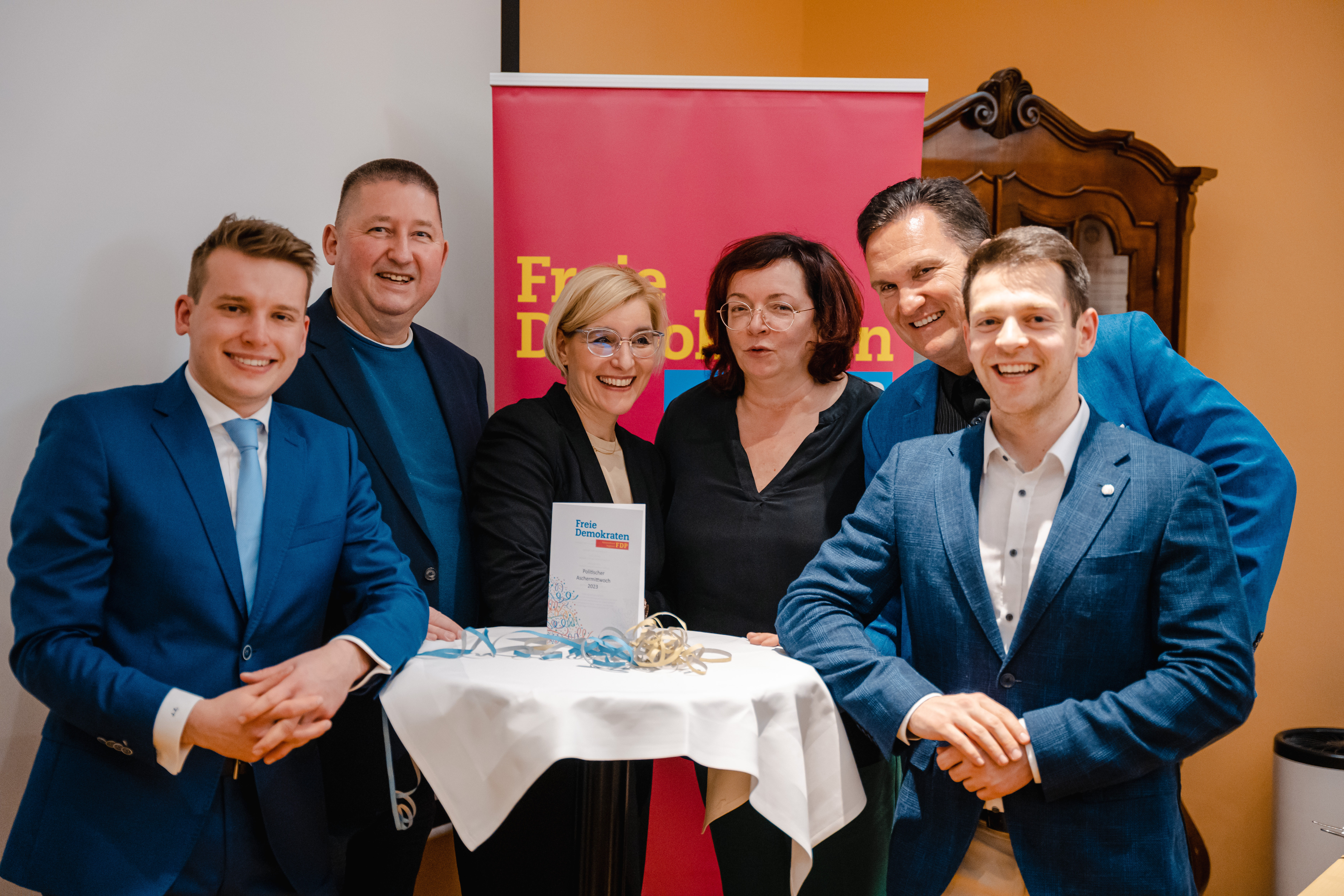 Redner und Ehrengäste des pol. Aschermittwochs. V.l.n.r. Jeremy Ziron, Sven Gerbeth, Anita Maaß, Ulrike Harzer MdB, Nico Tippelt MdB, Philipp Hartewig MdB
