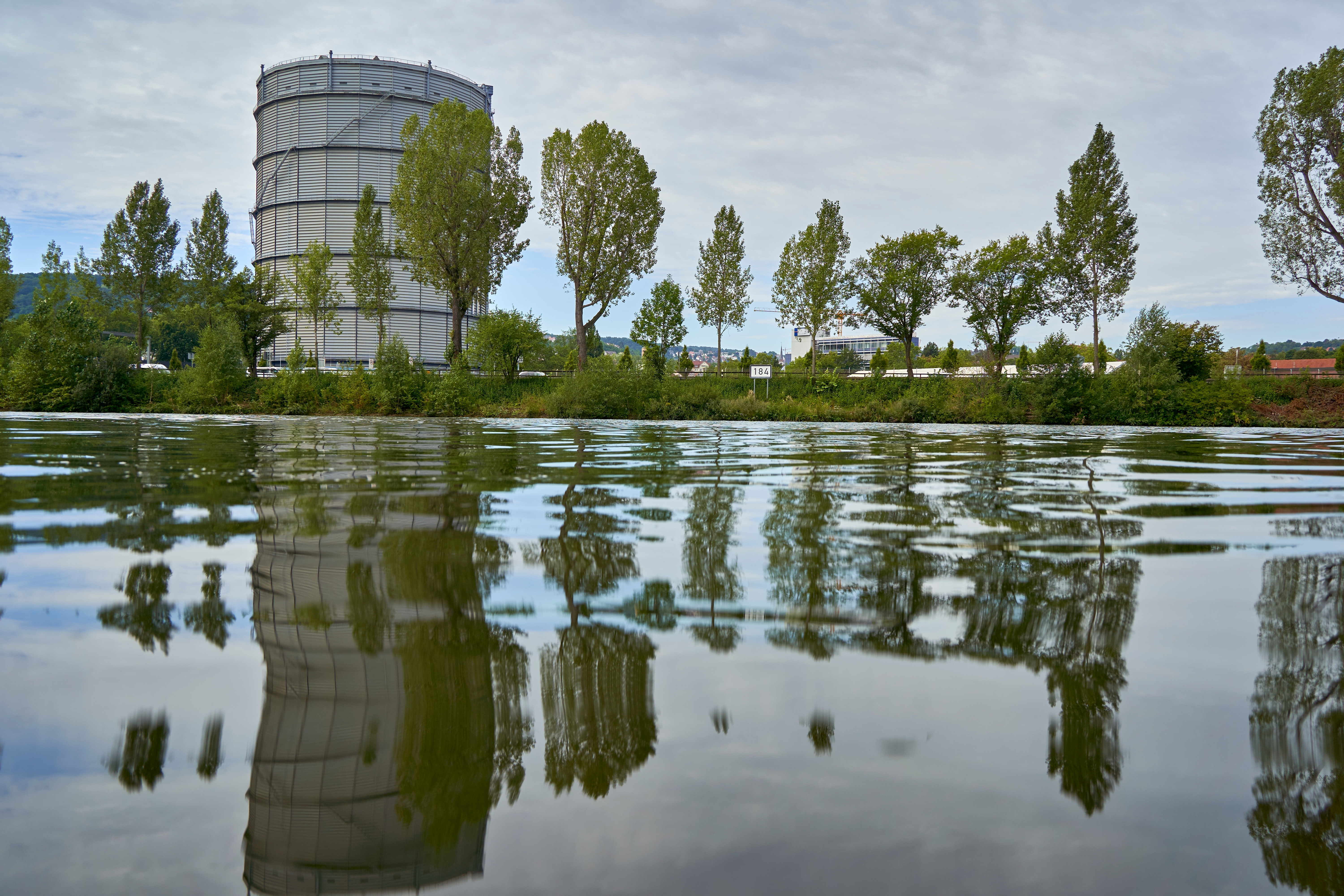 Gastank am Neckar Fluss in Stuttgart, Gaisburg (Shutterstock)