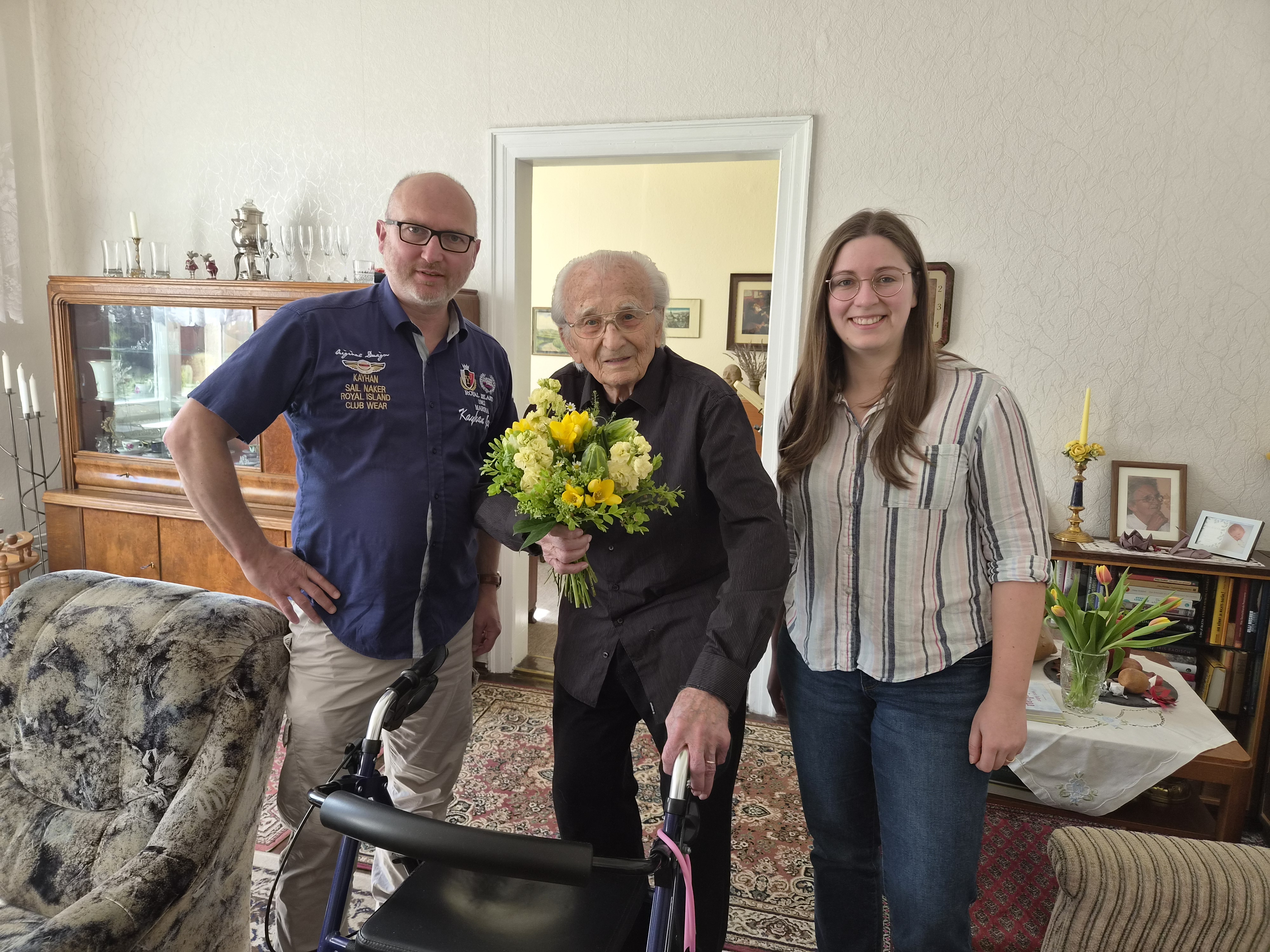 Martin Häfer (98) bei der Gratulation für 80 Jahre Liberale Parteimitgliedschaft