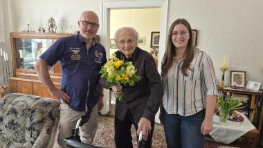 Martin Häfer (98) bei der Gratulation für 80 Jahre Liberale Parteimitgliedschaft